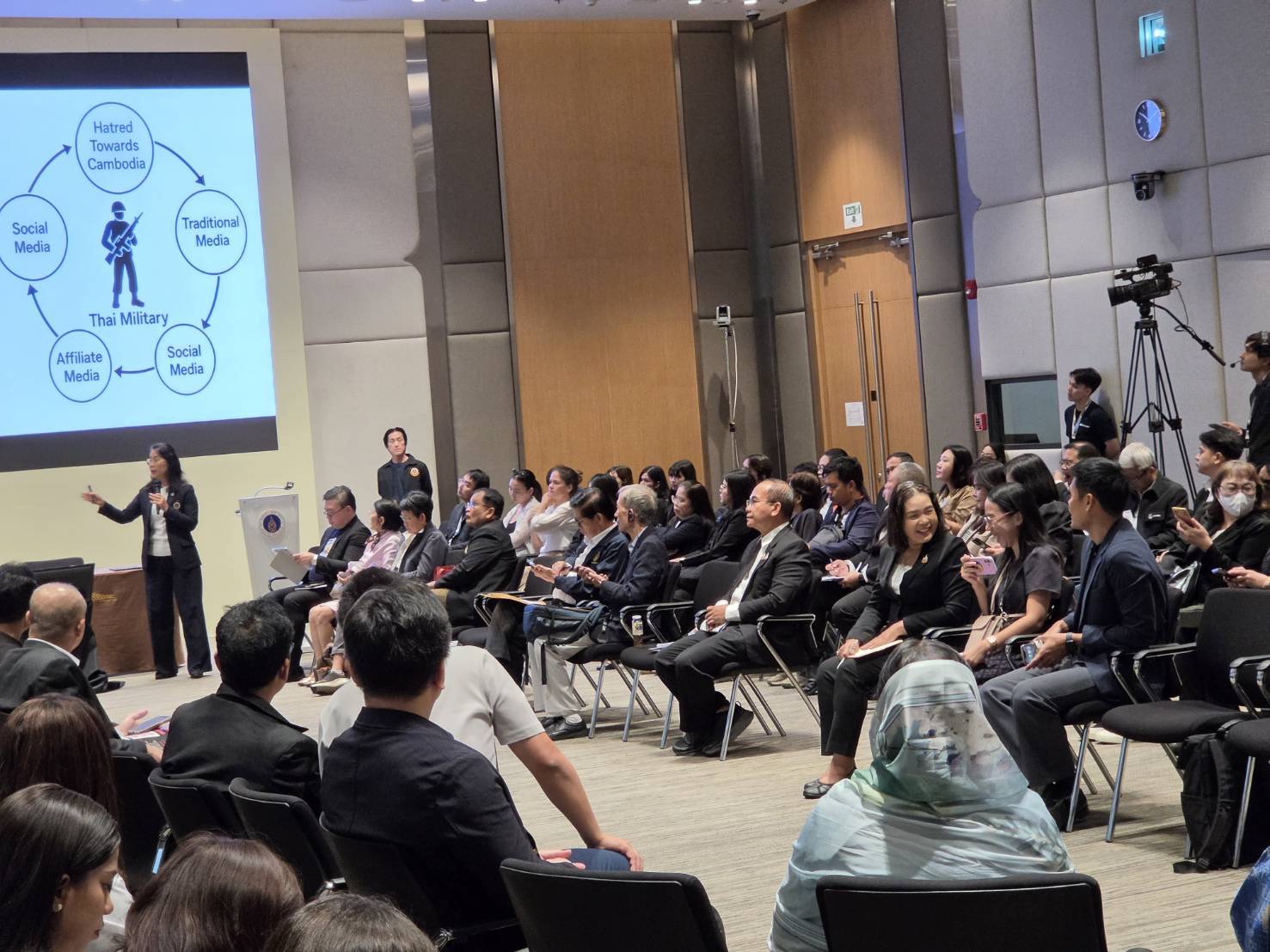 title - ผู้ตรวจราชการกรม ส.ป.ก. ร่วมการประชุมโต๊ะกลมเชิงนโยบาย 